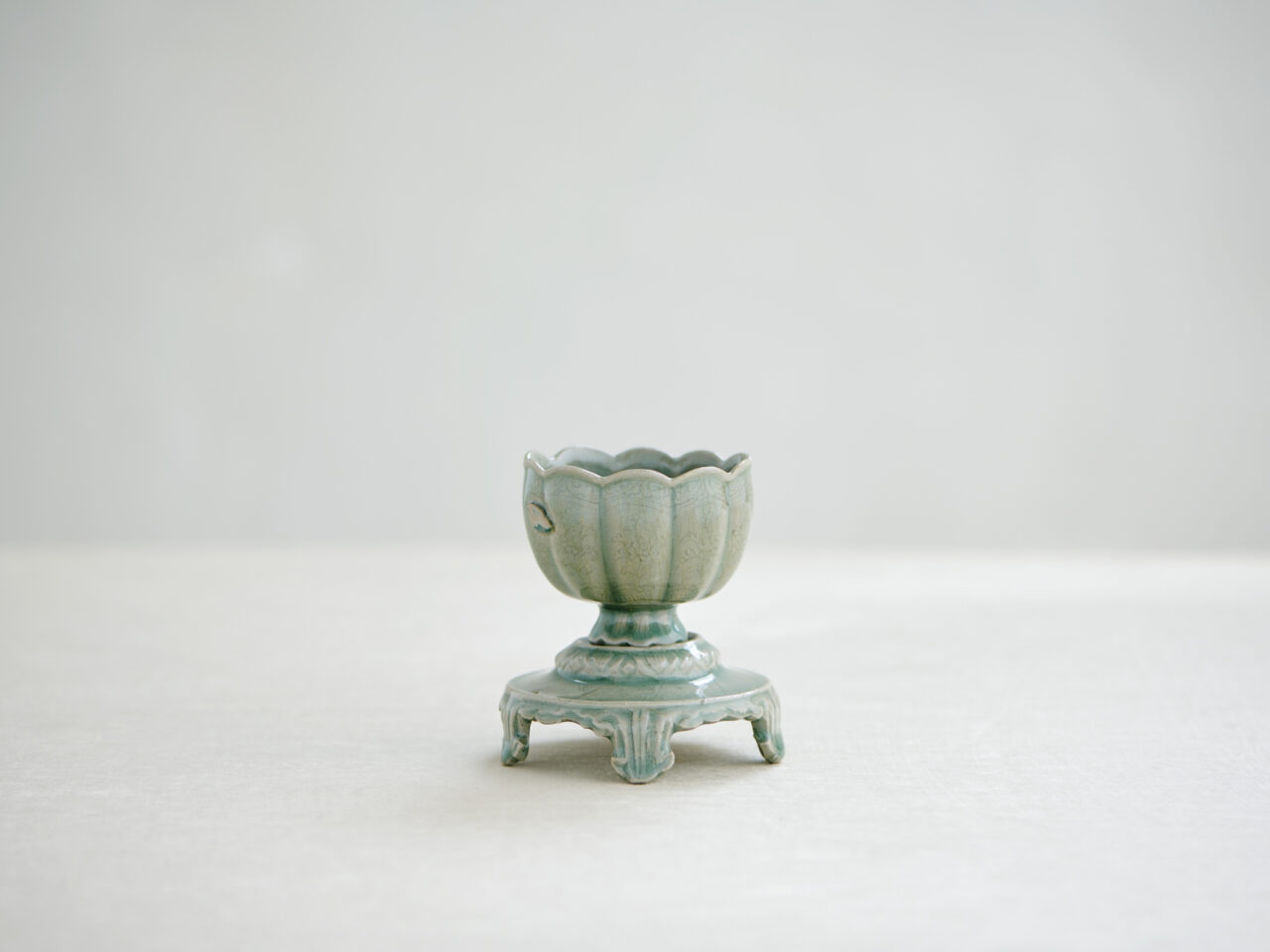 Cup and Stand　 Celadon with incised chrysanthemum design